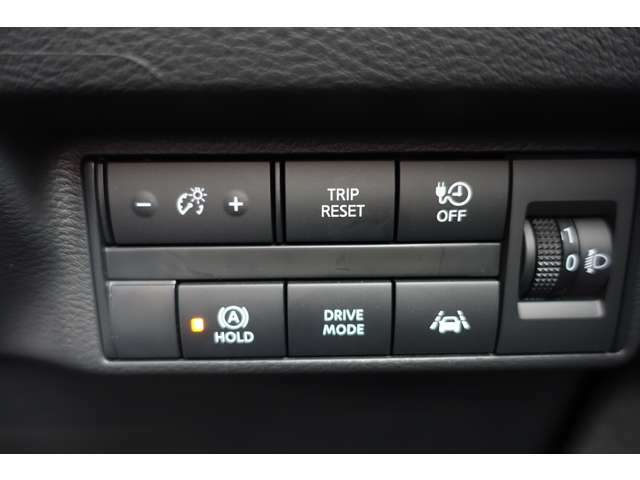 運転時に操作するスイッチはハンドルの近くに装備しています。