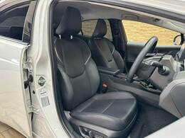 【レザーシート】ならではの高級感あふれる内装がこたわりのアイテム。見た目の高級感とより上質な座り心地をお楽しみください。