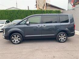 ・アイドリングストップ　　　・純正18インチAW　　　・電動格納ミラー　　　・フロアマット　　　・スマートキー　　　・スペアキー　　　・保証書　　　・取説書