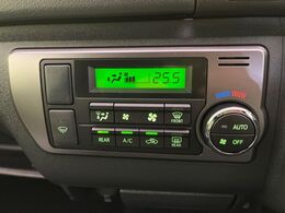 【オートエアコン】一度お好みの温度に設定すれば、車内の温度を検知し風量や温度を自動で調整。暑い…寒い…と何度もスイッチ操作をする必要はありません。快適な車内空間には必須の機能ですね♪