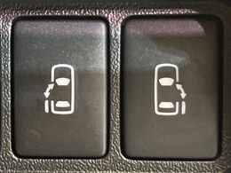 【両側パワースライドドア】スマートキーや運転席のスイッチで後席両側スライドドアの開閉が可能♪電動だから力を入れてドアを開ける必要が無く、小さなお子様でも簡単に開け閉めでき快適です♪