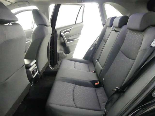 ゆとりある広々とした車内空間は、ドライブを始め買い物やレジャーなど、幅広く活躍します。一人でもみんなとでもお出かけを楽しみましょう！