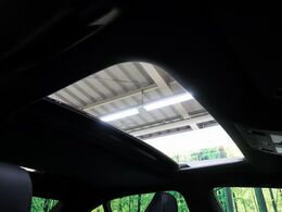 【ムーンルーフ】開放感たっぷりの希少装備、ムーンルーフが装着されています！車内に明かりを取り入れたり景色を楽しむ以外にも、車内の空気も簡単に換気できて快適です！
