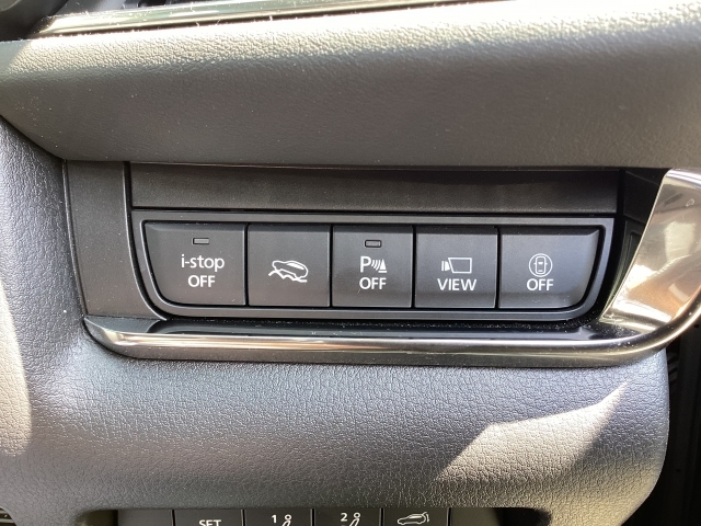 運転席の右側にはスイッチ類が使いやすいレイアウトで整然と並べられています