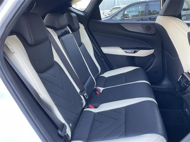 【後部座席】後席もゆったりドライブを楽しめます。ガリバーでご購入いただきましたら、内外装はプロこだわりのクリーニングで清潔なおクルマでご納車させていただきます！店舗での現車確認も承っています！