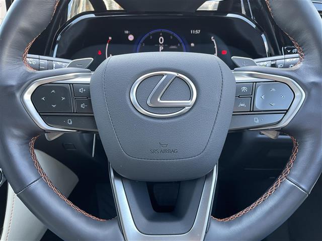 【ステアリング】軽い力で扱いやすいハンドルです。目立つ傷やスレなどなく綺麗な状態です！除菌プランいれていただくとさらに快適に！清潔なお車はお子様にも安心ですね！