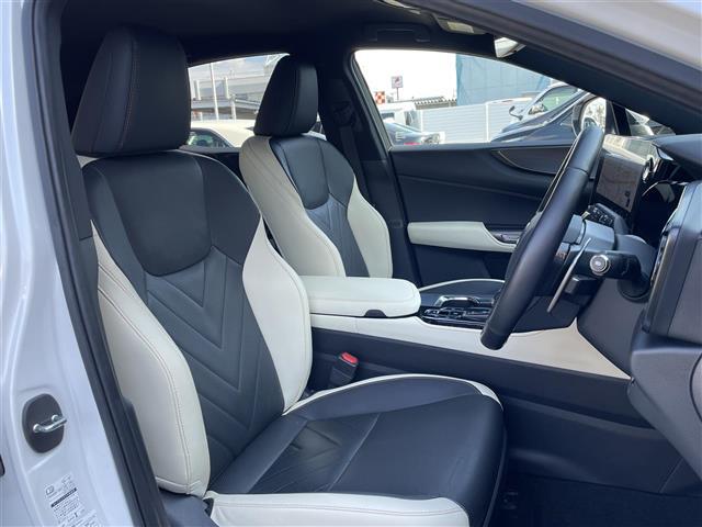 【運転席】座り心地が良いシートなので長時間の運転でも快適にお過ごしいただけます。新品のフロアマットのご注文も可能です。掲載箇所以外にご希望の写真がございましたらお気軽にお問い合わせ下さい。