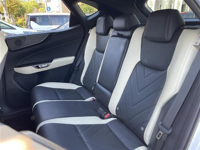 【後部座席】後席もゆったりドライブを楽しめます。ガリバーでご購入いただきましたら、内外装はプロこだわりのクリーニングで清潔なおクルマでご納車させていただきます！店舗での現車確認も承っています！