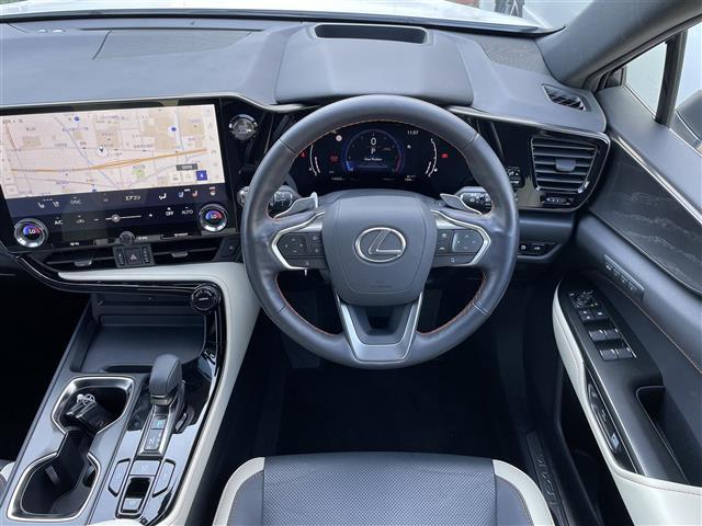 【ステアリング】軽い力で扱いやすいハンドルです。目立つ傷やスレなどなく綺麗な状態です！除菌プランいれていただくとさらに快適に！清潔なお車はお子様にも安心ですね！