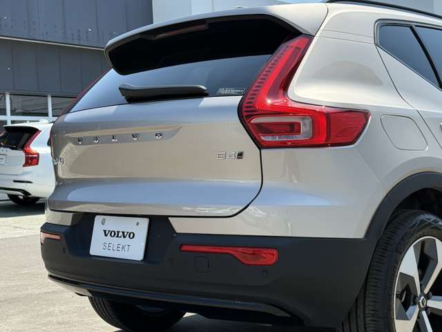 ◆バック/万が一を考え、安全性を重視する方に選ばれているVOLVO車。ドアを開閉するとその重み・厚みに驚くはず