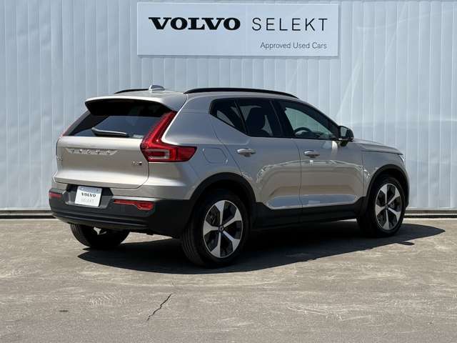 ◆バック/万が一を考え、安全性を重視する方に選ばれているVOLVO車。ドアを開閉するとその重み・厚みに驚くはず