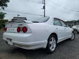 9代目となる日産を代表するスポーツセダン＆クーペ、R33スカイライン。全車3ナンバーとした4ドアセダンタイプと2ドアクーペを設定する。