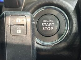 【キーレススタートシステム】カバンやポケットに入れたままでもドアの施錠・解錠が可能なスマートキーを装備。エンジンのオン・オフ時もカギを取り出す必要が無いからとっても便利です♪