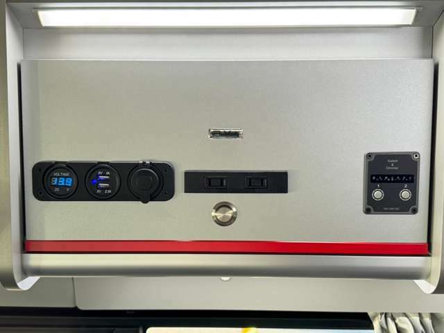 ツインサブバッテリー　CTEK走行充電　各種スイッチ　120Wインバーター　12V/100V/USB　後席TV（車載チューナー）　メインサブ切替スイッチ