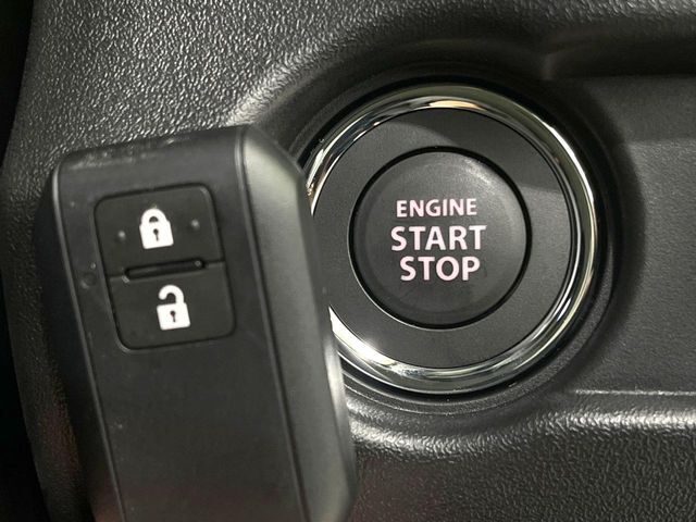 【キーレススタートシステム】カバンやポケットに入れたままでもドアの施錠・解錠が可能なスマートキーを装備。エンジンのオン・オフ時もカギを取り出す必要が無いからとっても便利です♪