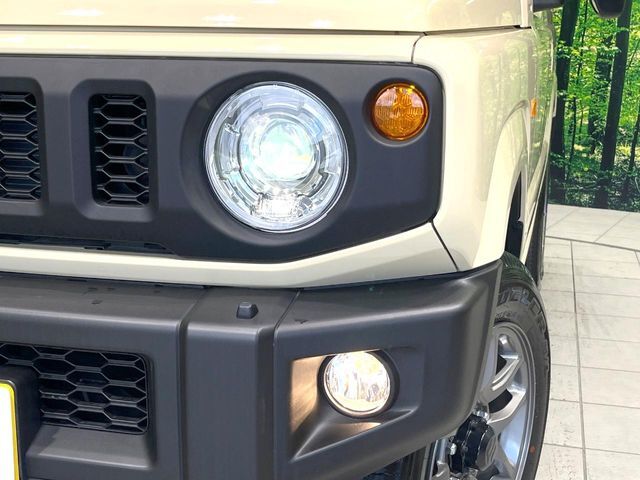 【LEDヘッドライト】悪天候や夜間走行時も良好な視界を確保し安心して運転できる高輝度LEDヘッドライトを装備！点灯速度が早く、消費電力も抑えられています。