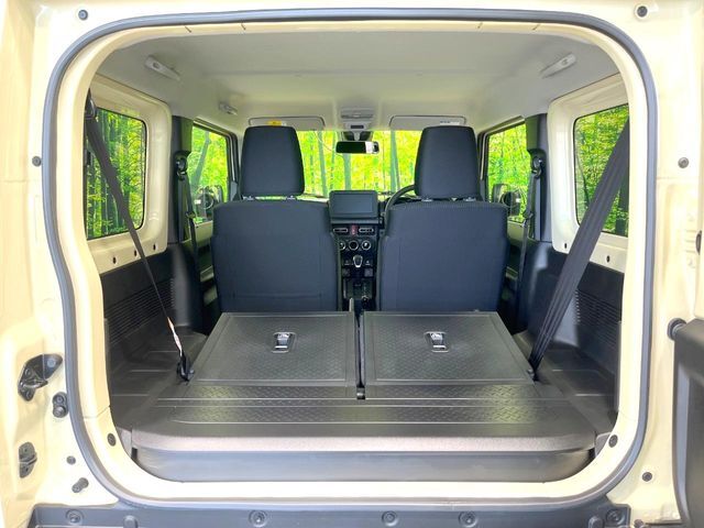 普段のお買い物や通勤、送迎等に十分な荷室スペースを確保しております。セカンドシートを倒すと、大きな荷物の積載も可能です♪