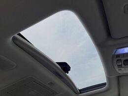 【サンルーフ】開放感たっぷりの希少装備、サンルーフが装着されています！車内に明かりを取り入れたり景色を楽しむ以外にも、車内の空気も簡単に換気できて快適です！