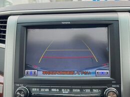 【バックカメラ】駐車時に後方がリアルタイム映像で確認できます。大型商業施設や立体駐車場での駐車時や、夜間のバック時に大活躍！運転スキルに関わらず、今や必須となった装備のひとつです！