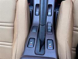 【シートヒーター】シートを温めてくれる暖房機器です！長時間座っていると負担が掛かりやすい背中や腰、または冬場などの寒い日に冷えやすい脚部に快適なぬくもりを伝えます。