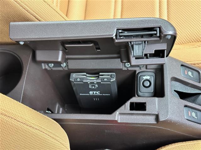 【ETC】有料道路を利用する際に料金所で停止することなく通過できる、ETC車載器（ノンストップ自動料金収受システム機器）が装備されています。セットアップを行うことで利用可能になります。