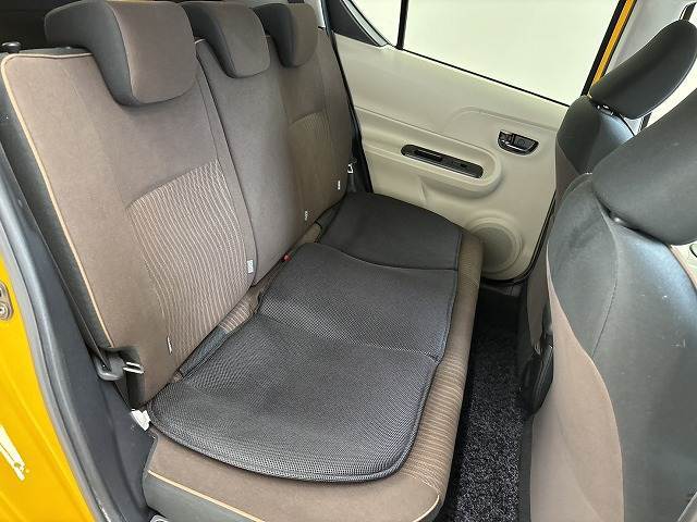 セカンドシートは大人二人が乗っても十分なスペースがしっかりと確保されております。前のオーナーがしっかりと管理されているお車で綺麗な 状態がキープされております。