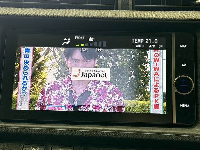 【メーカーオプションナビ】フルセグテレビやブルートゥース接続、DVD再生など多彩な機能を併せ持っており、インパネ周りがすっきりしてま すね！