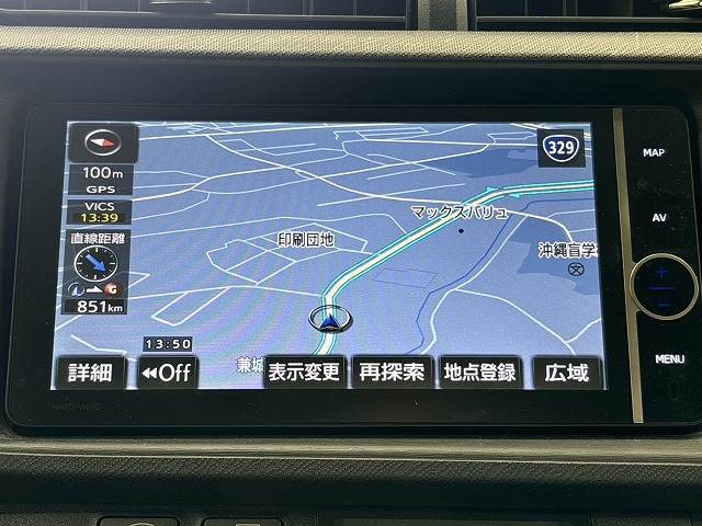 【メーカーオプションナビ】フルセグテレビやブルートゥース接続、DVD再生など多彩な機能を併せ持っており、インパネ周りがすっきりしてま すね！