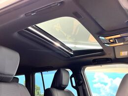 【サンルーフ】開放感たっぷりの希少装備、サンルーフが装着されています！車内に明かりを取り入れたり景色を楽しむ以外にも、車内の空気も簡単に換気できて快適です！