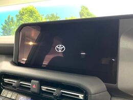 【12.3インチディスプレイオーディオ】スマートフォンと連携が可能な大画面ディスプレイオーディオです。スマートフォンのナビ機能を使用したり、Bluetooth接続で音楽もお楽しみいただけます！