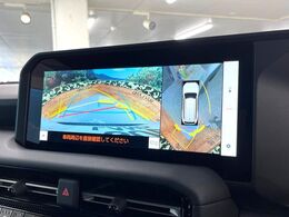 【パノラミックビューモニター】専用のカメラにより、上から見下ろしたような視点で360度クルマの周囲を確認することができます☆死角部分も確認しやすく、狭い場所での切り返しや駐車もスムーズに行えます。