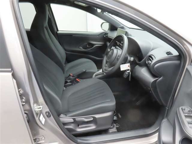 運転席に上下アジャスターがついていて、座ったままで自分にちょうどいいポジションに調整することができます。
