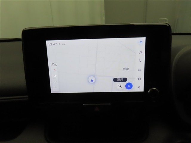 ディスプレイオーディオにナビ機能が設定されています。簡単な操作で行き先を入力することができ、音声で目的地まで案内してくれます。初めて訪れる場所も安心です。