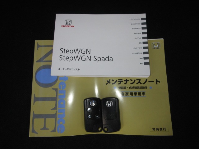 カギをバッグやポケットに入れたままでもドアロックの開閉やエンジン始動ができる『スマートキー』付き！暗くなってもキー穴を捜す必要が無くとっても便利ですから人気の装備です！