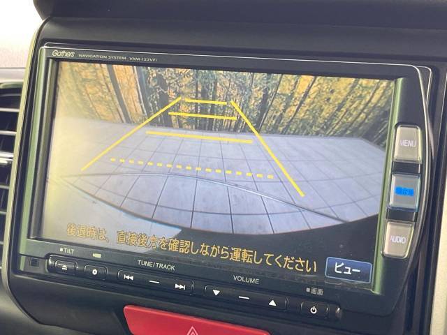 【バックカメラ】駐車時に後方がリアルタイム映像で確認できます。大型商業施設や立体駐車場での駐車時や、夜間のバック時に大活躍！運転スキルに関わらず、今や必須となった装備のひとつです！