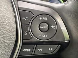 【レーダークルーズコントロール】高速道路での長距離走行が楽に！！自動で速度を保つクルーズコントロールが、衝突軽減システムと連携し、前方の車両を感知して車間を保つように速度調節してくれます！！