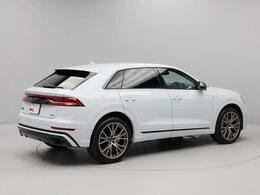 quattro（4WD）で雪道や滑りやすい道路はもちろんのこと日常の運転シーンでも安心と安全、さらにスポーティーなドライビング体験を提供します