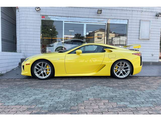 レッドレザー、ポリッシュ仕上げホイール、バックカメラ、禁煙車、1オーナー、取説・記録簿、新車時からの保護ビニールカバーが付いてます