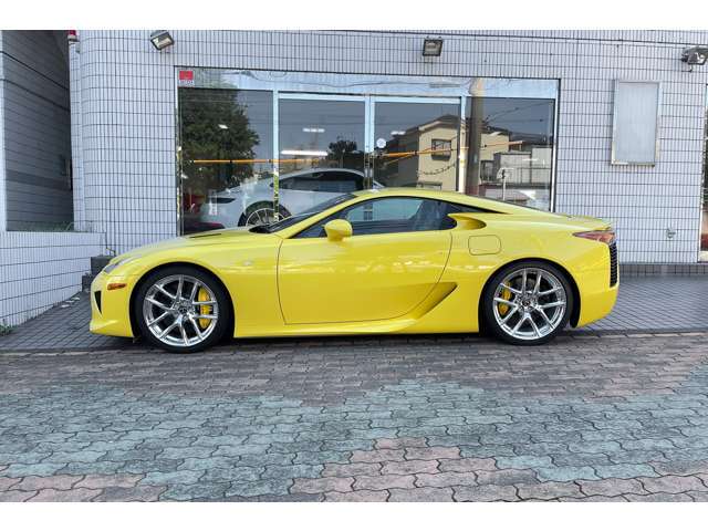 レッドレザー、ポリッシュ仕上げホイール、バックカメラ、禁煙車、1オーナー、取説・記録簿、新車時からの保護ビニールカバーが付いてます