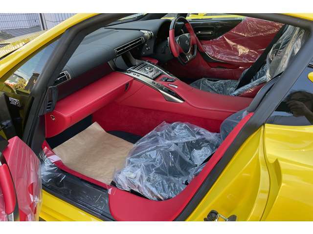 レッドレザー、ポリッシュ仕上げホイール、バックカメラ、禁煙車、1オーナー、取説・記録簿、新車時からの保護ビニールカバーが付いてます