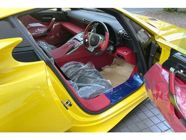 レッドレザー、ポリッシュ仕上げホイール、バックカメラ、禁煙車、1オーナー、取説・記録簿、新車時からの保護ビニールカバーが付いてます