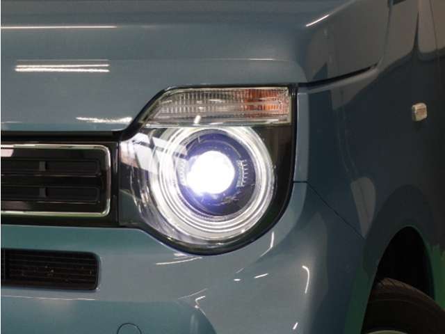 【ヘッドライト】省電力で長寿命の明るく運転しやすいLEDヘッドランプです。明るく照らすので暗い夜道からお客様を守ってくれます。