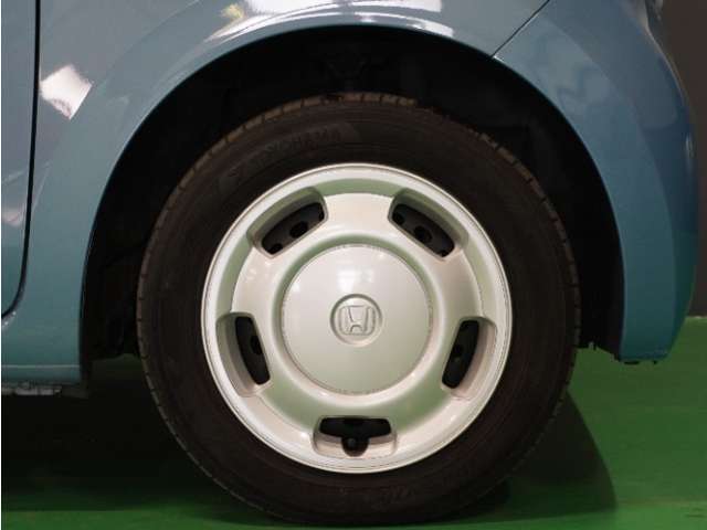 【ホイールキャップ】車に良く似合う純正ホイールキャップが装備されています。ノーマルタイヤ、スタッドレスタイヤもホンダカーズ鳥取にお任せください。