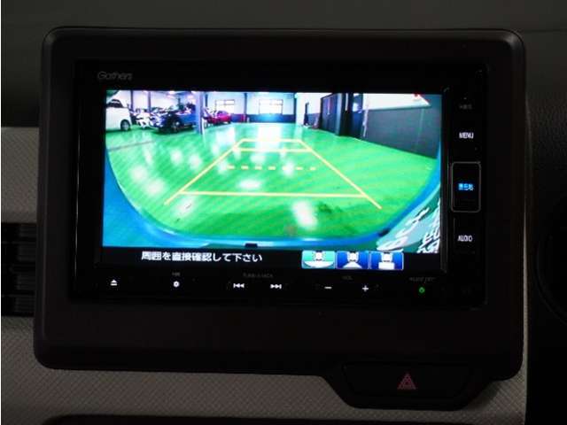 【バックカメラ】駐車が苦手な方でも安心してお乗りいただけます。リバース連動で画面が切り替わるのでとっても便利です。