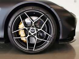 21インチスタースポークホイールにブロンズキャリパーが目を惹きます。カーボンセラミックブレーキで制動力があります。