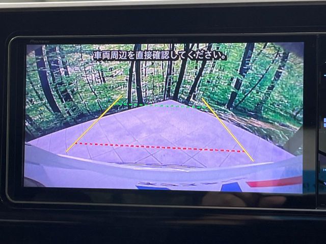 【バックカメラ】駐車時に後方がリアルタイム映像で確認できます。大型商業施設や立体駐車場での駐車時や、夜間のバック時に大活躍！運転スキルに関わらず、今や必須となった装備のひとつです！
