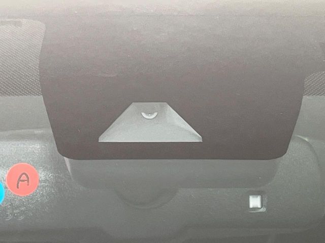 【トヨタセーフティセンス】走行中に前方の車両等を認識し、衝突しそうな時は警報とブレーキで衝突回避と被害軽減をアシスト。より安全にドライブをお楽しみいただけます。