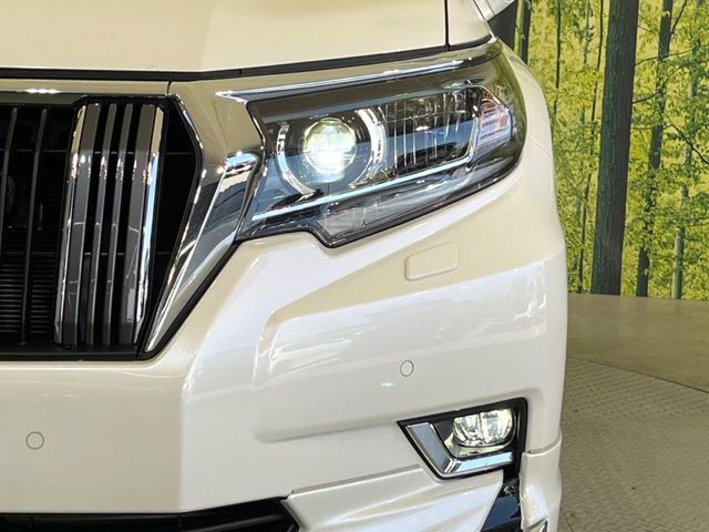 【LEDヘッドライト】悪天候や夜間走行時も良好な視界を確保し安心して運転できる高輝度LEDヘッドライトを装備！点灯速度が早く、消費電力も抑えられています。