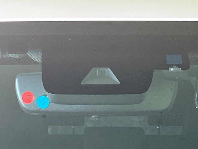 【プリクラッシュセーフティ】前方の車両等を検知し、衝突しそうな時は警報で注意を促し、ブレーキを踏む力をサポート。ブレーキを踏めなかった場合は衝突被害軽減ブレーキが作動、衝突回避をサポートします。