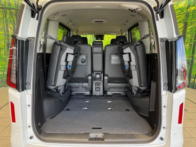 後席を格納すると、これだけの広さが！シーンに合わせたシートアレンジで、大きな荷物も積むことが出来ます♪